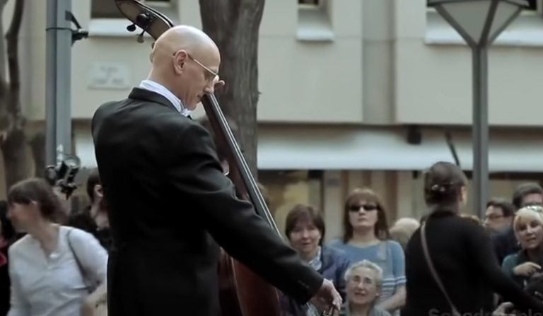 This street musician was ignored by everybody, but then a little girl changed everything