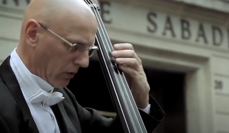 This street musician was ignored by everybody, but then a little girl changed everything