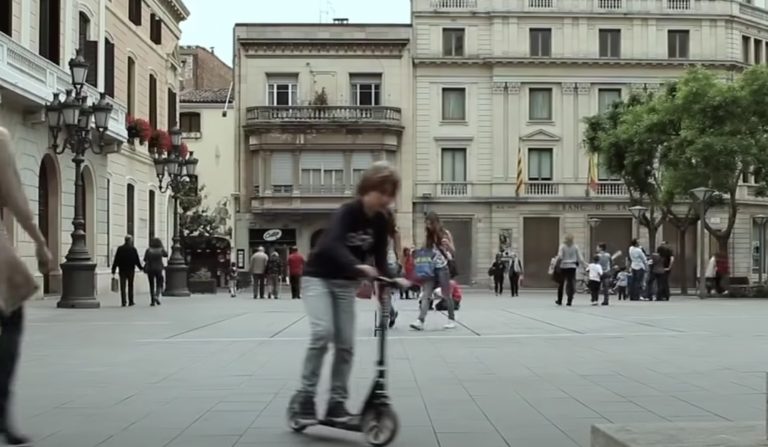 This street musician was ignored by everybody, but then a little girl changed everything