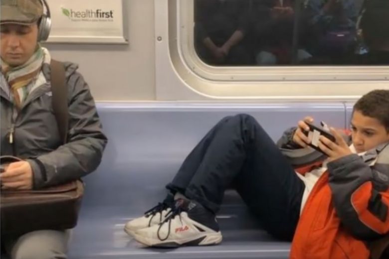 Vreemdeling leert tiener een lesje nadat hij weigert zijn benen opzij te doen in de metro