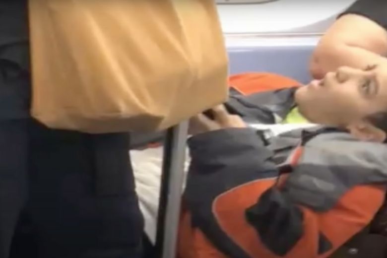 Vreemdeling leert tiener een lesje nadat hij weigert zijn benen opzij te doen in de metro