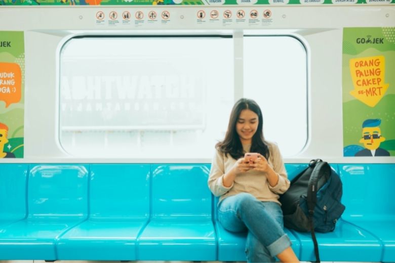 Vreemdeling leert tiener een lesje nadat hij weigert zijn benen opzij te doen in de metro
