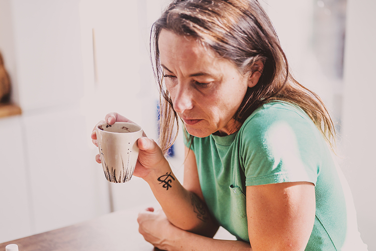 Vrouw komt thuis en vindt bizar "ei" hangend aan het plafond van haar kamer