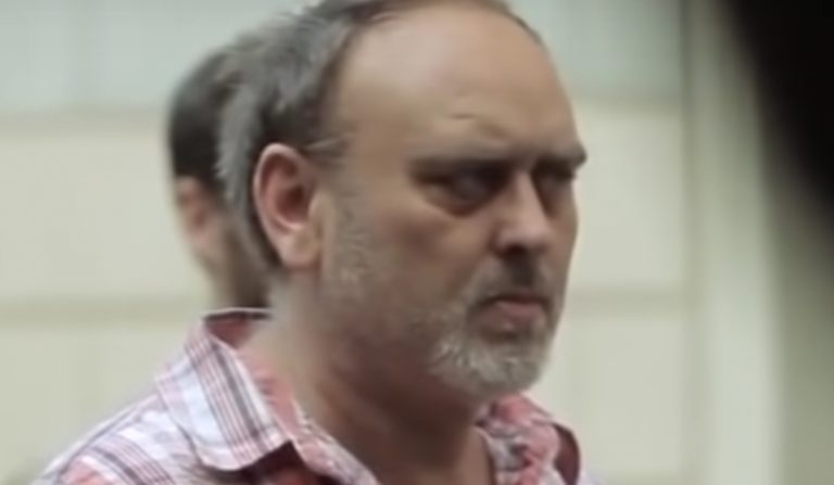 This street musician was ignored by everybody, but then a little girl changed everything