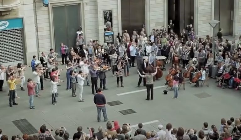 This street musician was ignored by everybody, but then a little girl changed everything