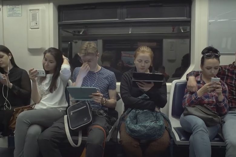 Vreemdeling leert tiener een lesje nadat hij weigert zijn benen opzij te doen in de metro