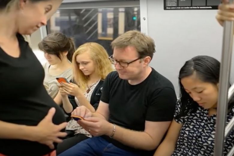 Vreemdeling leert tiener een lesje nadat hij weigert zijn benen opzij te doen in de metro