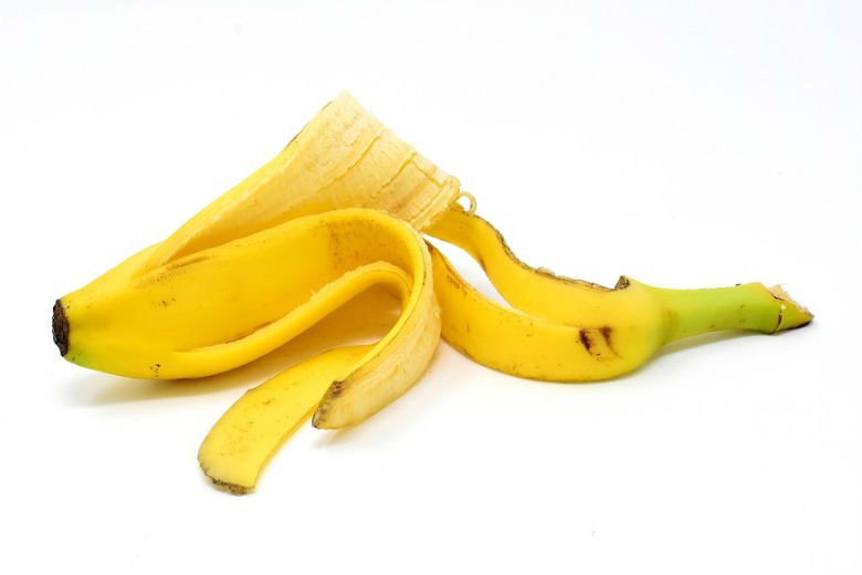 Ta kobieta codziennie wciera skórkę banana w twarz, to ma głęboki sens!