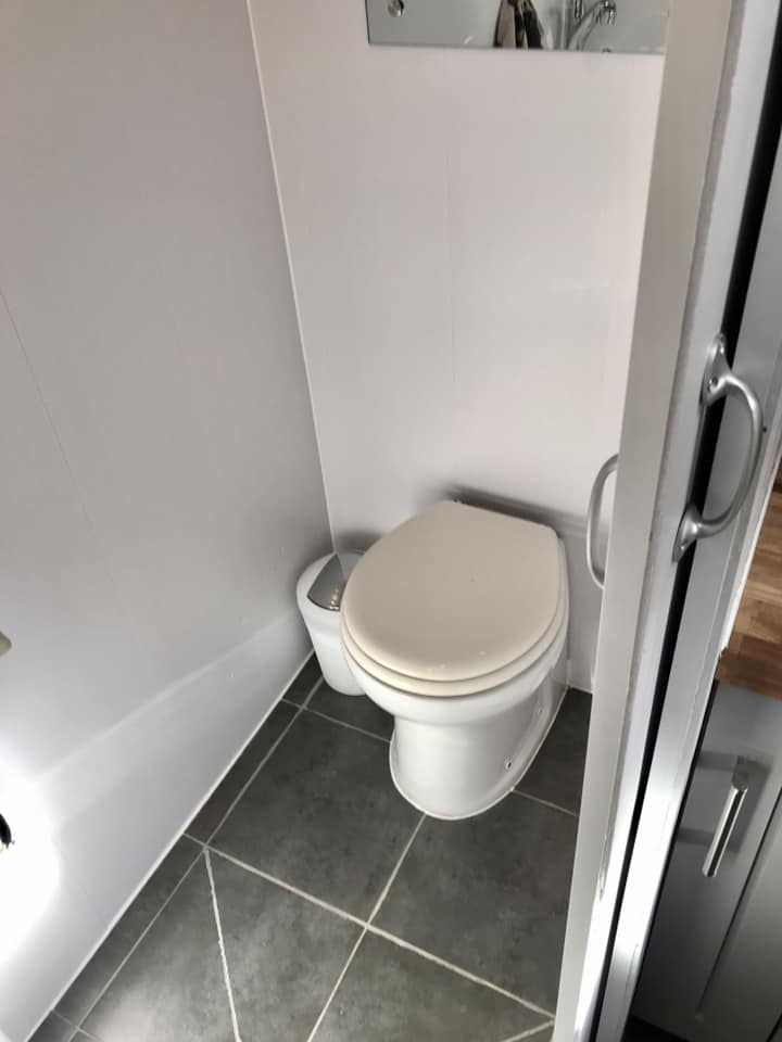 Małżeństwo kupuje starą ciężarówkę i przerabia ją na piękny apartament