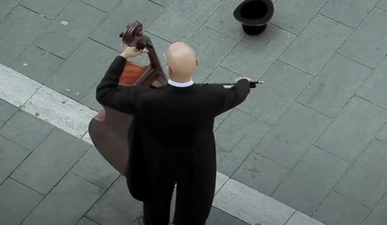 This street musician was ignored by everybody, but then a little girl changed everything