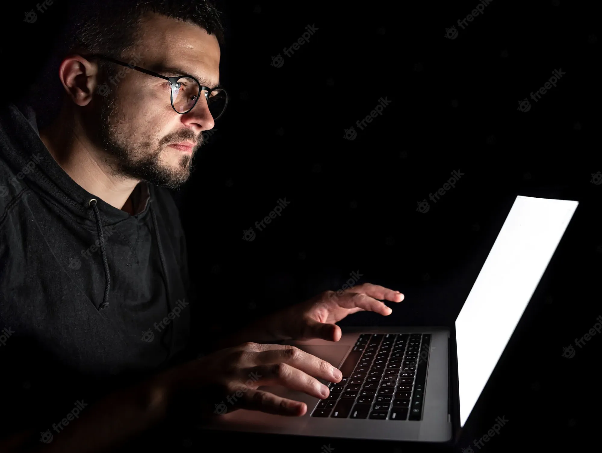 Kierowca ciężarówki dokonuje słodkiej zemsty na bogatej kobiecie, która zablokowała go na drodze
