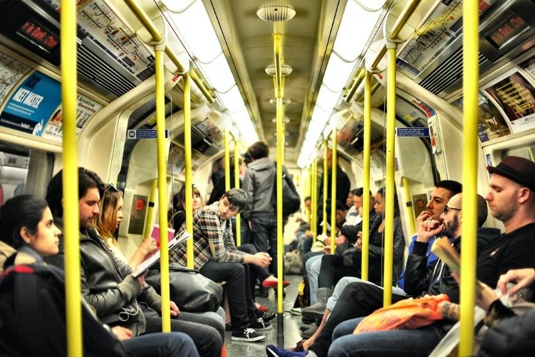 Vreemdeling leert tiener een lesje nadat hij weigert zijn benen opzij te doen in de metro