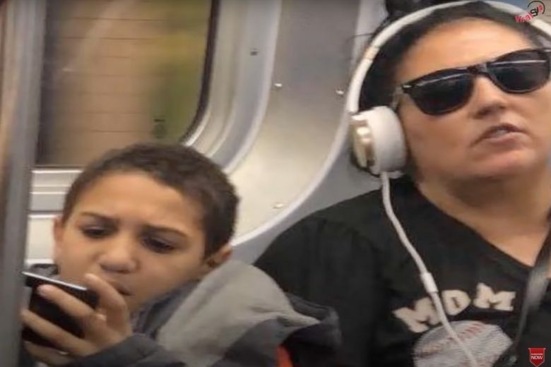 Vreemdeling leert tiener een lesje nadat hij weigert zijn benen opzij te doen in de metro