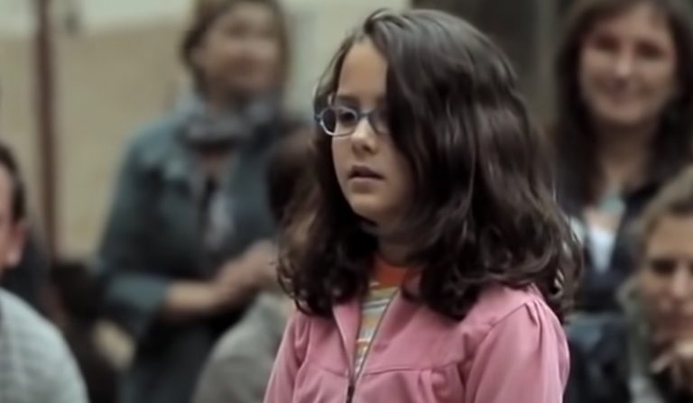 This street musician was ignored by everybody, but then a little girl changed everything