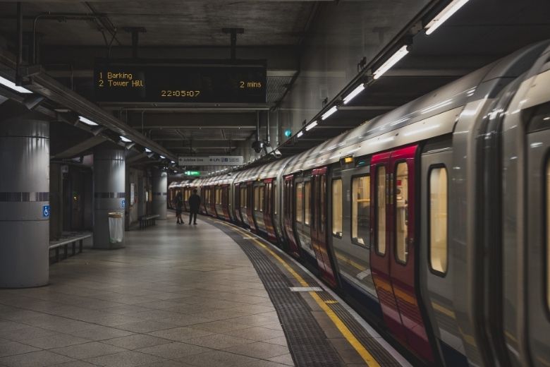 Vreemdeling leert tiener een lesje nadat hij weigert zijn benen opzij te doen in de metro