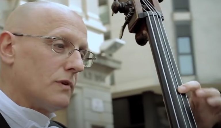 This street musician was ignored by everybody, but then a little girl changed everything