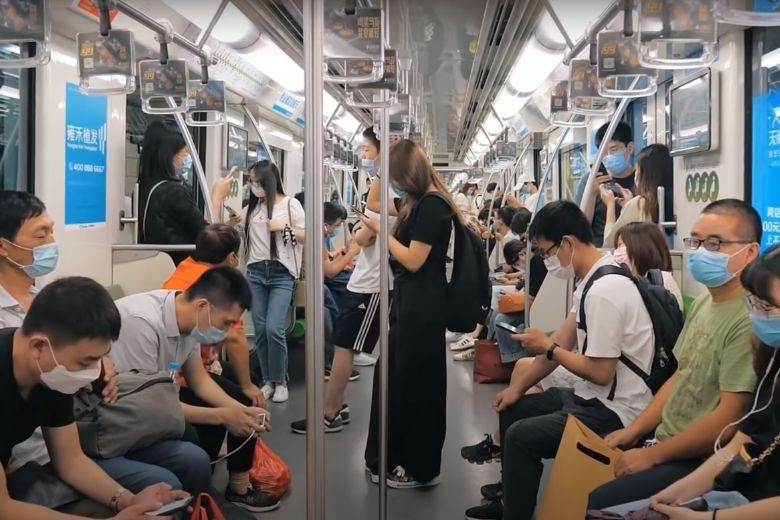 Vreemdeling leert tiener een lesje nadat hij weigert zijn benen opzij te doen in de metro