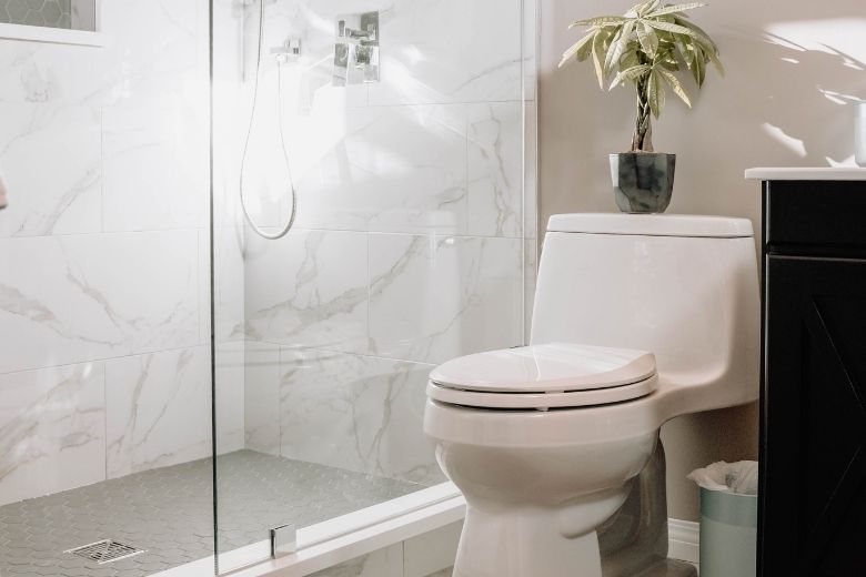 Andare in bagno di notte? Evita di andarci con questi consigli