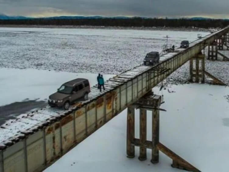 L'orlo del pericolo: Cosa attira gli avventurieri sul ponte più pericoloso del mondo?