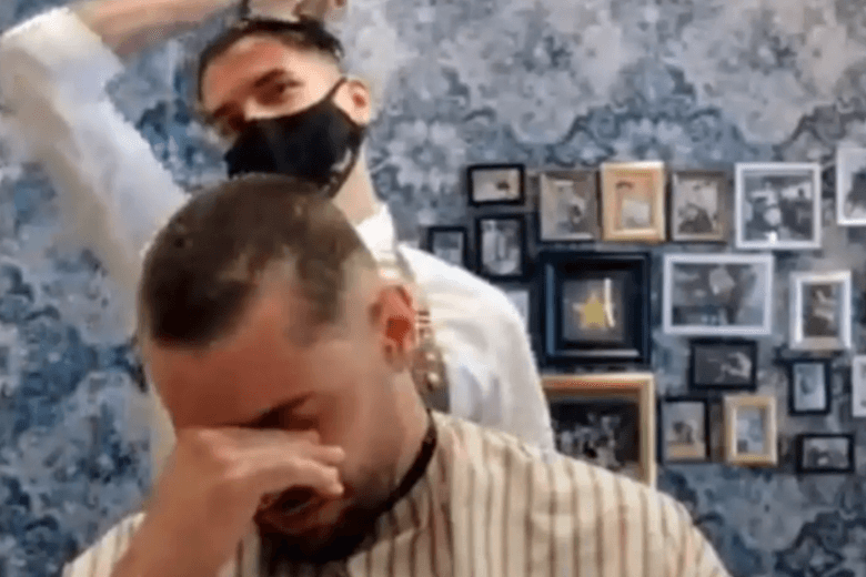 Parrucchiere si rade i capelli per solidarietà con un paziente malato di cancro