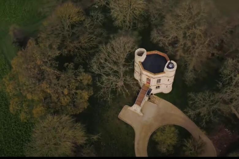 Un architetto trasforma le rovine del castello in una bella casa