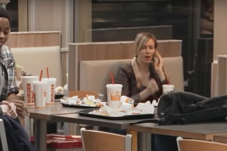Adolescenti che maltrattano un ragazzo al Burger King, non notano l'uomo sulla panchina