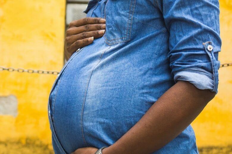 Una donna dà alla luce prima un bambino e poi due gemelli appena 26 giorni dopo