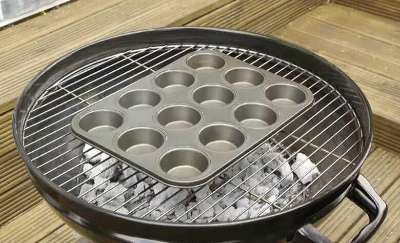 Geniale: metti una teglia per muffin sul tuo barbecue e potrai preparare questo piatto tanto amato!
