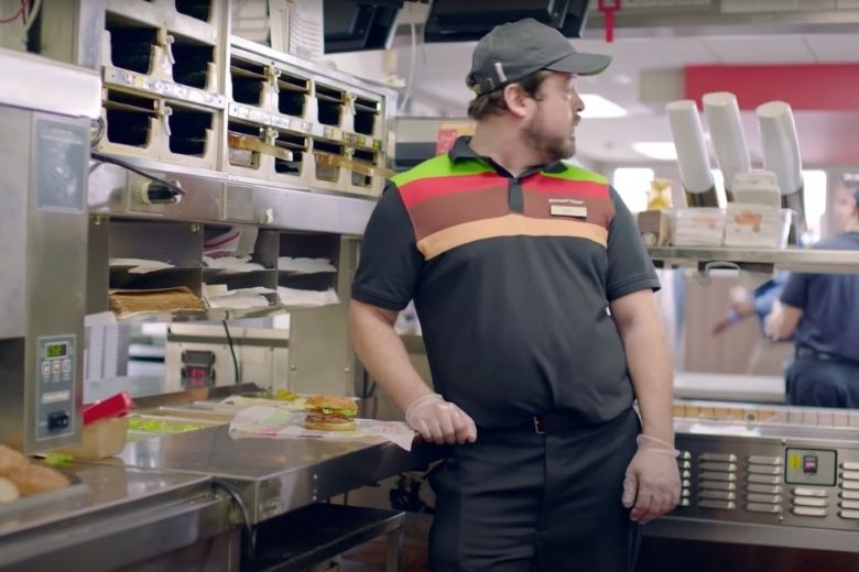 Adolescenti che maltrattano un ragazzo al Burger King, non notano l'uomo sulla panchina