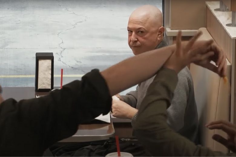 Adolescenti che maltrattano un ragazzo al Burger King, non notano l'uomo sulla panchina