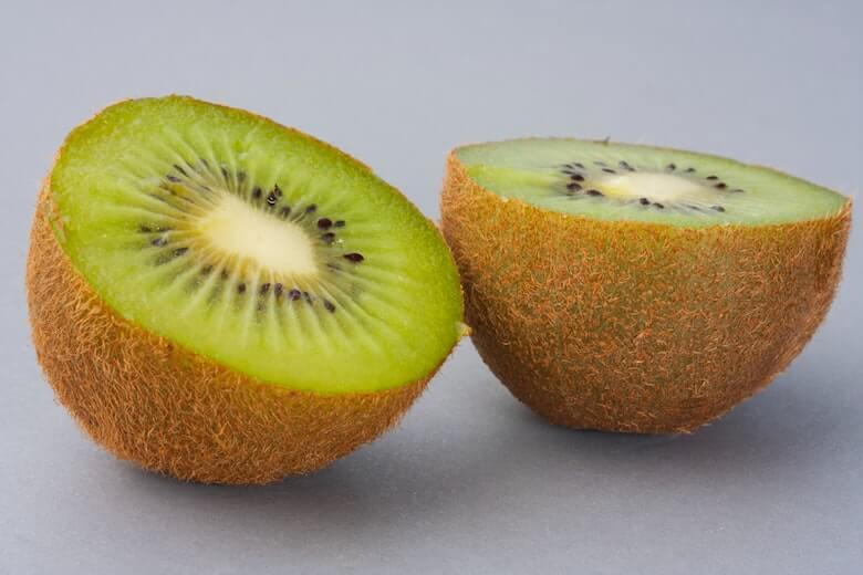 Ecco perché è meglio mangiare un kiwi con la buccia