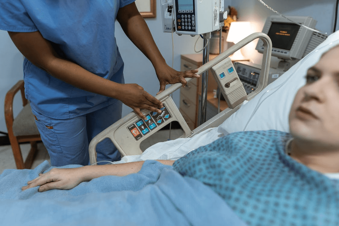3 settimane dopo aver partorito due gemelli, la mamma si sente male - Quando il medico vede l'ecografia dice: "Mi dispiace"