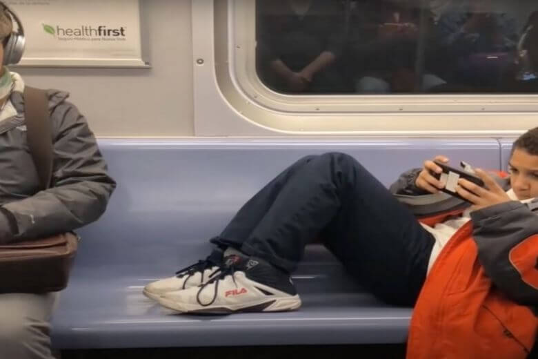Uno sconosciuto dà una lezione ad un adolescente dopo che si rifiuta di spostare le gambe di lato nella metropolitana
