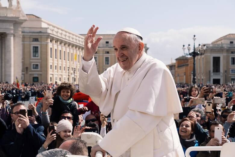 Dal suo stipendio alla sua ex fidanzata: 10 cose che non sapevi su Papa Francesco