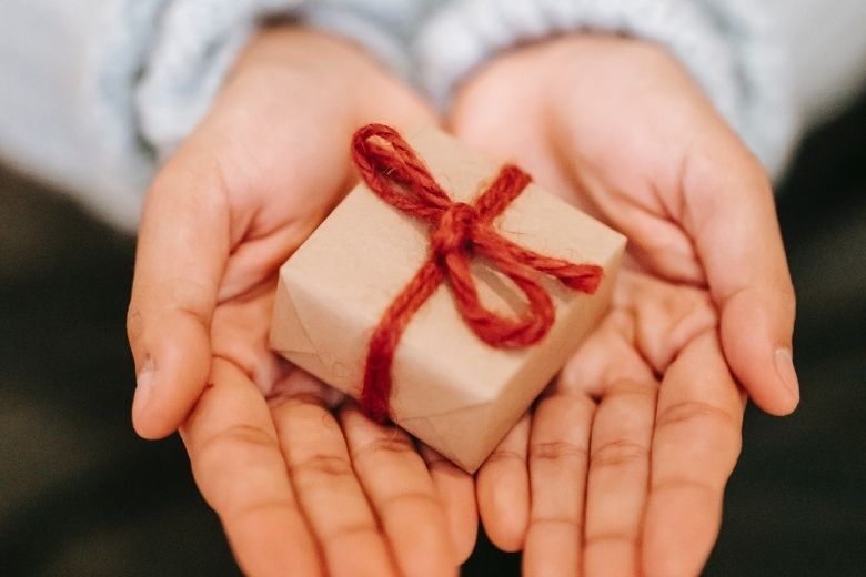 Dopo 47 anni, quest'uomo ha finalmente deciso di aprire un regalo di Natale mai aperto