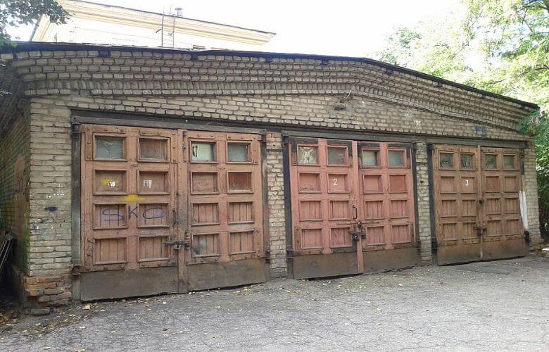 Una famiglia trova un’incredibile sorpresa nel vecchio garage lasciato in eredità da uno zio