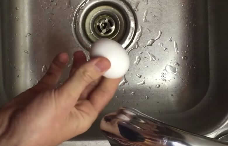 Sbuccia un uovo sodo in soli tre secondi! Questo trucco è geniale!