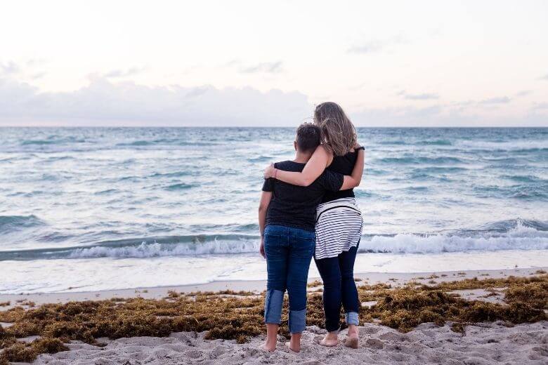 Commovente: Una madre dello Sri Lanka trova suo figlio 16 anni dopo uno tsunami