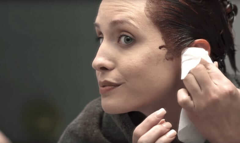 Hai della tintura per capelli sulla pelle? Prova questo facile trucco per rimuoverla!