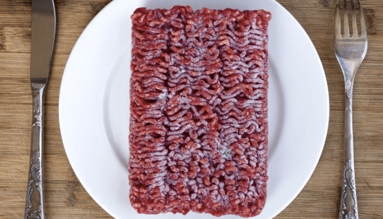 Hai dimenticato di scongelare la carne in tempo? Con questo trucco si può fare in un attimo!