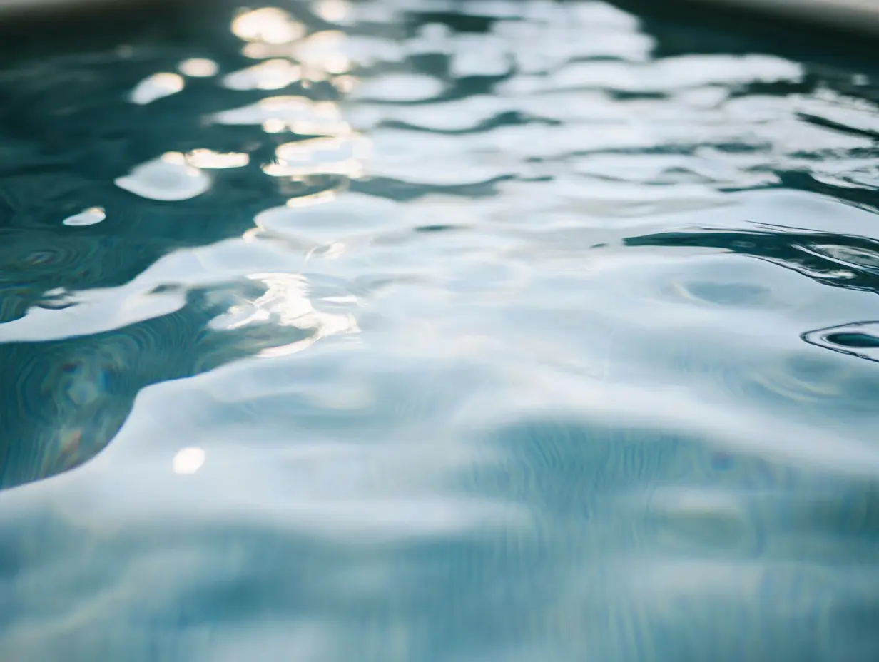 L'insegnante in pensione si stanca che la gente usi la sua piscina senza consenso e decide di dar loro una lezione