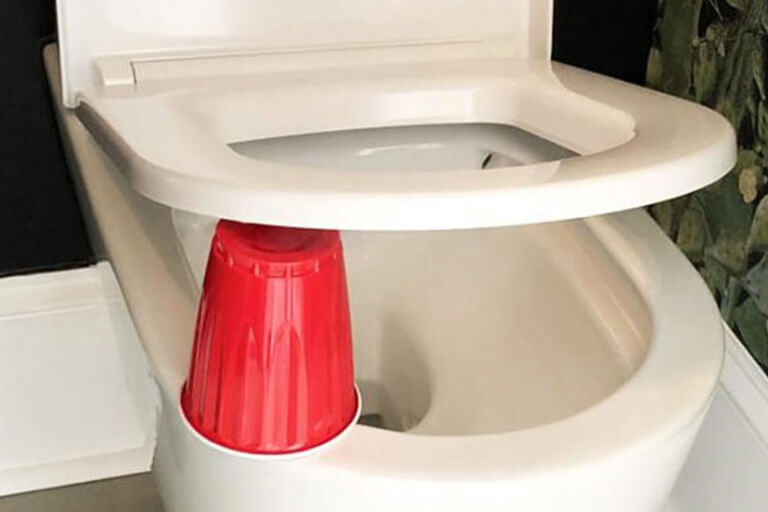 Perché la gente mette una tazza rossa sotto la tavoletta del water di notte (e perché dovresti farlo anche tu)