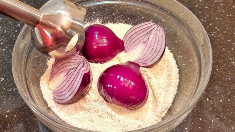 Mescola le cipolle con la farina per un risultato sorprendente