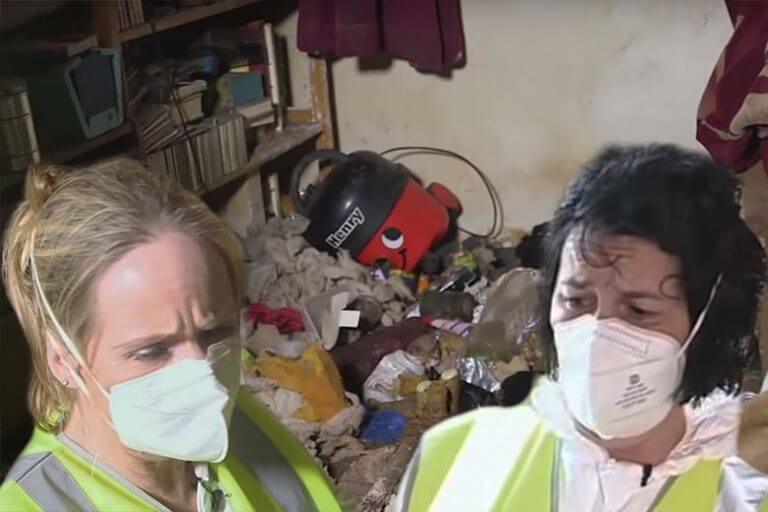 Acqua marrone e muffa: Una donna non pulisce la sua casa per 9 anni