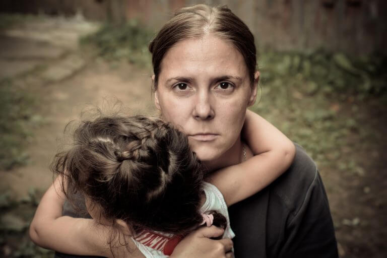 Una madre con un bambino si rivolge all'accattonaggio per sopravvivere, poi il suo segreto viene scoperto.