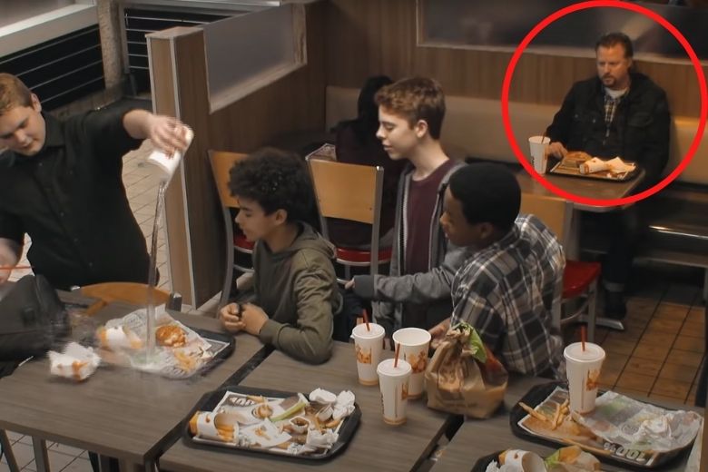 Adolescenti che maltrattano un ragazzo al Burger King, non notano l'uomo sulla panchina