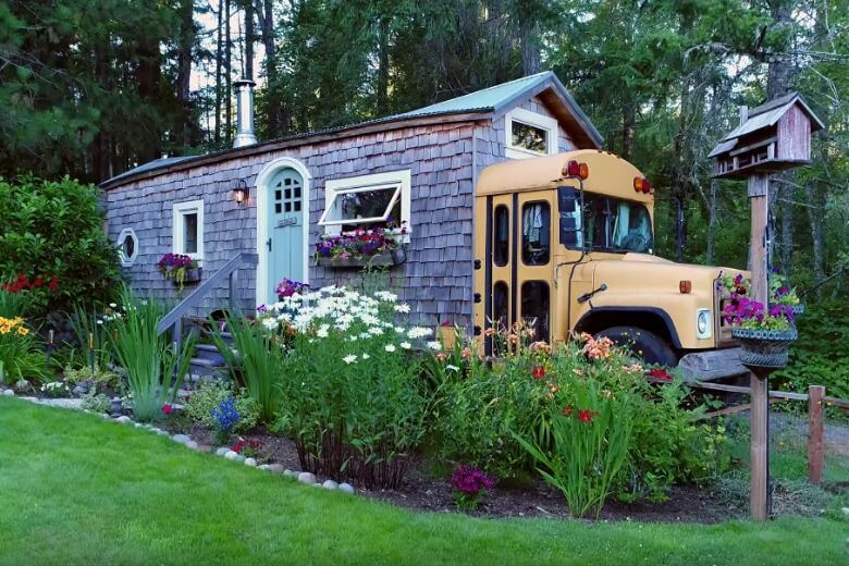 Trasformare uno scuolabus e un vecchio container in una casa - questa famiglia ce l'ha fatta!