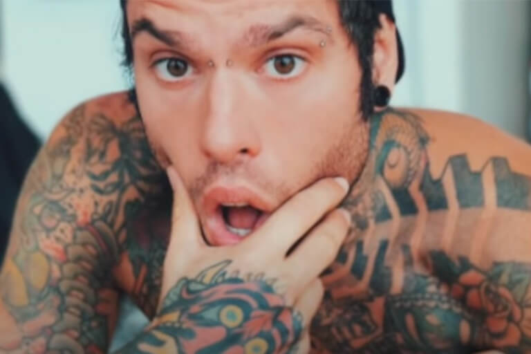 Ecco come sarebbe Fedez senza i suoi tatuaggi