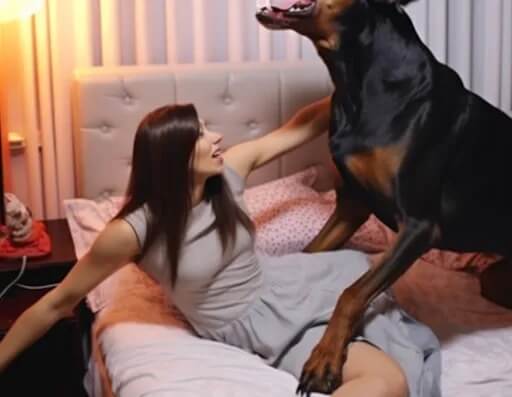 Il cane non lascia la donna da sola - Quando il marito scopre il motivo, chiama la polizia
