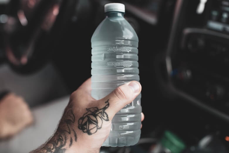 Come ridurre significativamente il consumo di acqua con una bottiglia di plastica